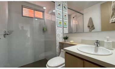 Vendo moderno apartamento en sabaneta. Unidad completa.