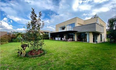 VENDO moderna casa en el alto de Las Palmas.