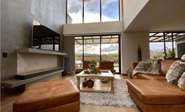 VENDO moderna casa en el alto de Las Palmas.