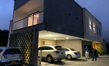 VENDO moderna casa en el alto de Las Palmas.