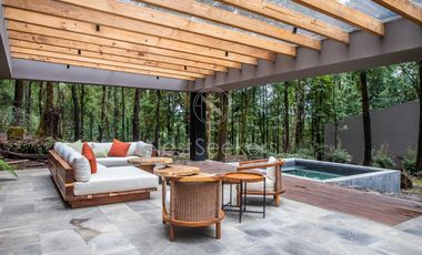 CASA MODERNA EN VENTA EN ENTORNO  BOSCOSO