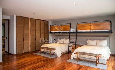 CASA MODERNA EN VENTA EN ENTORNO  BOSCOSO