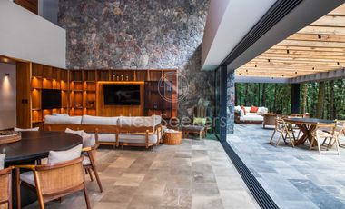 CASA MODERNA EN VENTA EN ENTORNO  BOSCOSO
