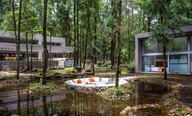 CASA MODERNA EN VENTA EN ENTORNO  BOSCOSO