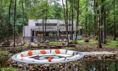 CASA MODERNA EN VENTA EN ENTORNO  BOSCOSO