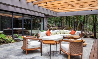 CASA MODERNA EN VENTA EN ENTORNO  BOSCOSO