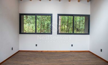 CASA MODERNA EN VENTA EN ENTORNO  BOSCOSO
