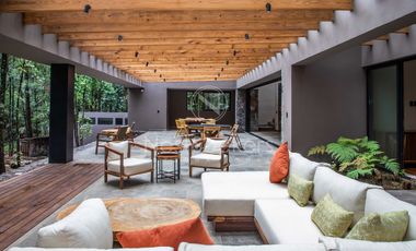 CASA MODERNA EN VENTA EN ENTORNO  BOSCOSO