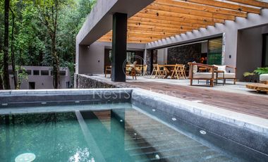 CASA MODERNA EN VENTA EN ENTORNO  BOSCOSO