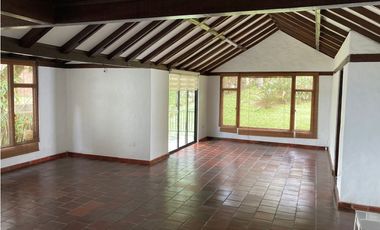 CASA CAMPESTRE  PARA ARRENDAR EN ENVIGADO (LOMA DEL ESCOBERO)