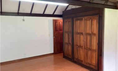 CASA CAMPESTRE  PARA ARRENDAR EN ENVIGADO (LOMA DEL ESCOBERO)