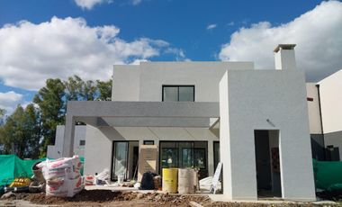 Casa en  venta en Santa Elisa con Jardín y Pileta