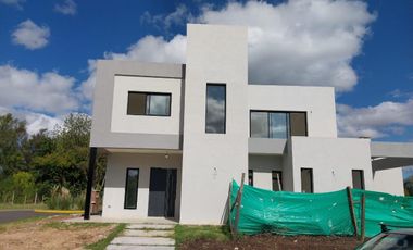 Casa en  venta en Santa Elisa con Jardín y Pileta