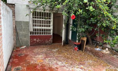 Dos departamentos frente al club temperley! Gran potencial comercial