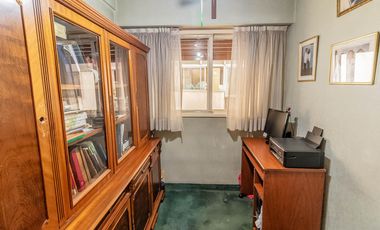 Departamento de 4 Ambientes con Dependencia  y Cochera en Flores