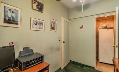 Departamento de 4 Ambientes con Dependencia  y Cochera en Flores