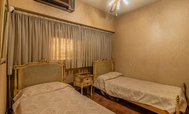 Departamento de 4 Ambientes con Dependencia  y Cochera en Flores