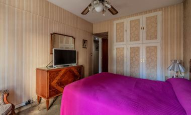 Departamento de 4 Ambientes con Dependencia  y Cochera en Flores