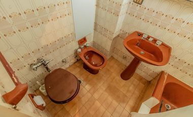 Departamento de 4 Ambientes con Dependencia  y Cochera en Flores