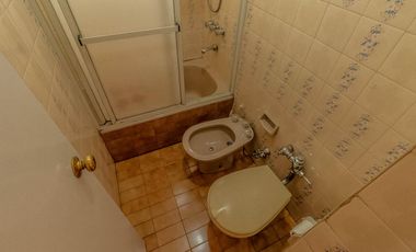 Departamento de 4 Ambientes con Dependencia  y Cochera en Flores