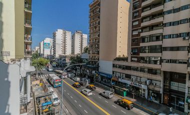 Departamento de 4 Ambientes con Dependencia  y Cochera en Flores
