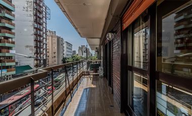 Departamento de 4 Ambientes con Dependencia  y Cochera en Flores