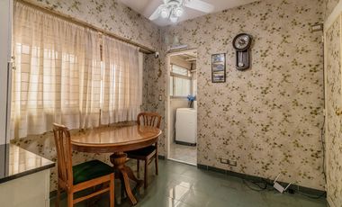 Departamento de 4 Ambientes con Dependencia  y Cochera en Flores
