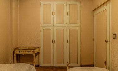 Departamento de 4 Ambientes con Dependencia  y Cochera en Flores
