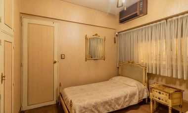 Departamento de 4 Ambientes con Dependencia  y Cochera en Flores