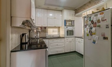 Departamento de 4 Ambientes con Dependencia  y Cochera en Flores