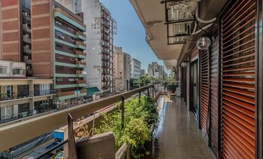 Departamento de 4 Ambientes con Dependencia  y Cochera en Flores
