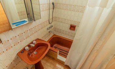 Departamento de 4 Ambientes con Dependencia  y Cochera en Flores