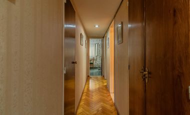 Departamento de 4 Ambientes con Dependencia  y Cochera en Flores