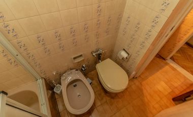 Departamento de 4 Ambientes con Dependencia  y Cochera en Flores
