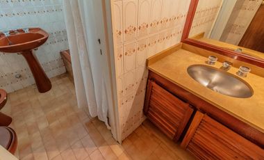 Departamento de 4 Ambientes con Dependencia  y Cochera en Flores