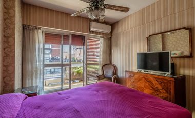 Departamento de 4 Ambientes con Dependencia  y Cochera en Flores