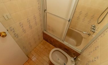 Departamento de 4 Ambientes con Dependencia  y Cochera en Flores