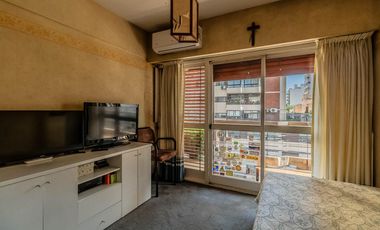 Departamento de 4 Ambientes con Dependencia  y Cochera en Flores