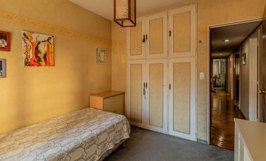Departamento de 4 Ambientes con Dependencia  y Cochera en Flores