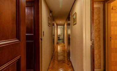 Departamento de 4 Ambientes con Dependencia  y Cochera en Flores