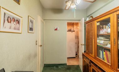 Departamento de 4 Ambientes con Dependencia  y Cochera en Flores