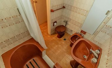 Departamento de 4 Ambientes con Dependencia  y Cochera en Flores