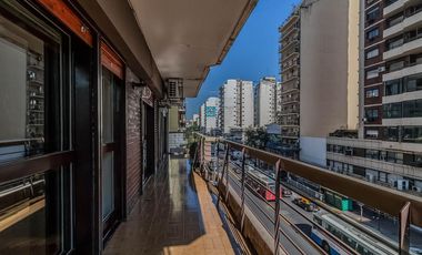 Departamento de 4 Ambientes con Dependencia  y Cochera en Flores