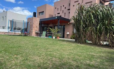 Casa en Venta - 5 AMB en Santa Isabel II