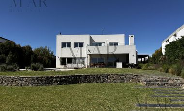 Casa en Alquiler en San Benito con salida a la laguna