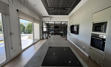 Casa en Alquiler en San Benito con salida a la laguna