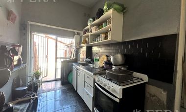 Venta casa 4 ambientes con jardín y fondo libre en Wilde