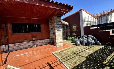Venta casa 4 ambientes con jardín y fondo libre en Wilde