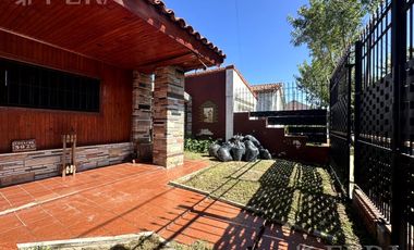 Venta casa 4 ambientes con jardín y fondo libre en Wilde