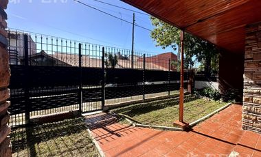 Venta casa 4 ambientes con jardín y fondo libre en Wilde